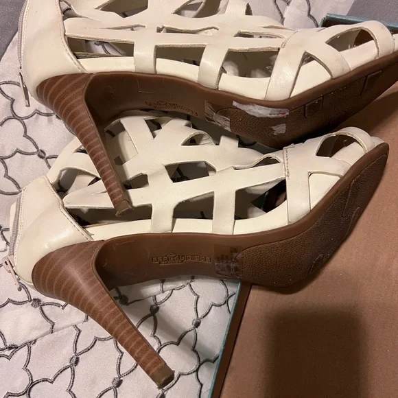Fergalicious Histeria Cage Cut Out High Heel Back Zip White Sandal Size 7.5 - Picture 7 of 9